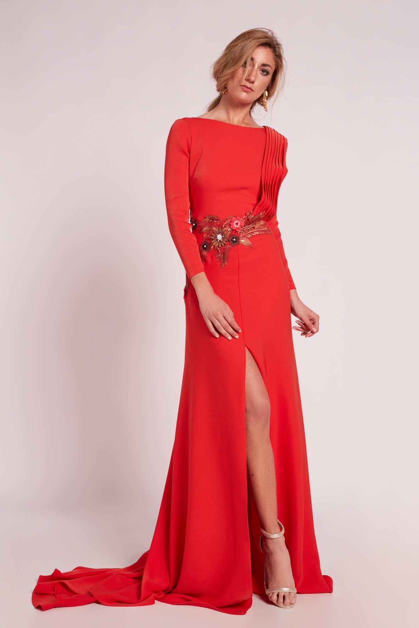Vestido largo rojo con abertura y apliques - Avance 2020