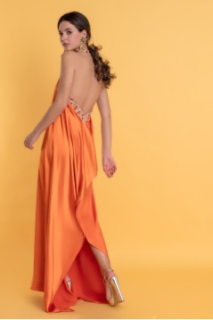Vestido de fiesta largo confeccionado en creo satinado naranja y pedrería Matilde Cano