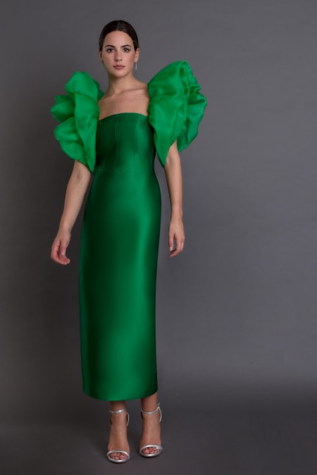 vestido de fiesta confeccionado en tussord y mangas de volantes en gazar verde Matilde Cano